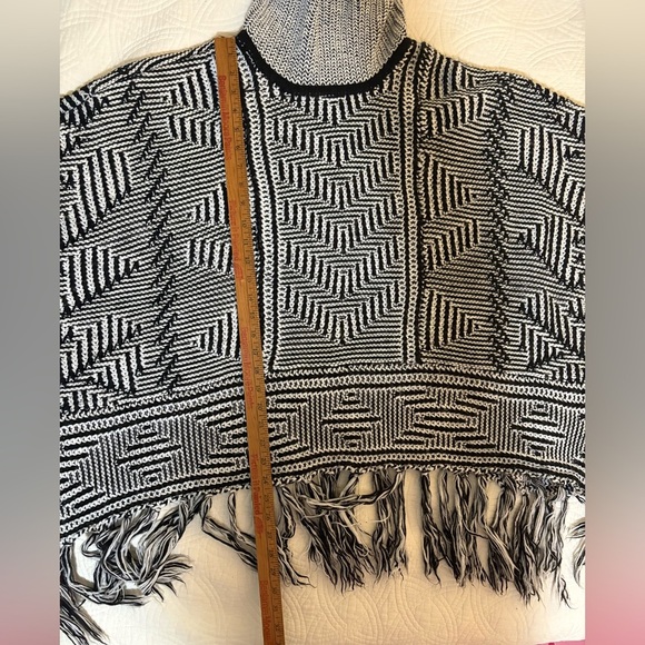 Vintage Poncho Cape Chunky Knit  Turtleneck Sweater Fringe Poncho Large Y2K - Picture 2 of 3